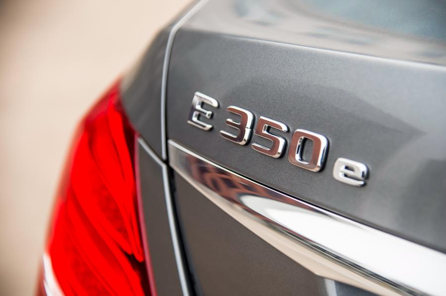 Логотип Mercedes-Benz E350 e AMG Line 2017 года  (UK) (фото 20 из 28)